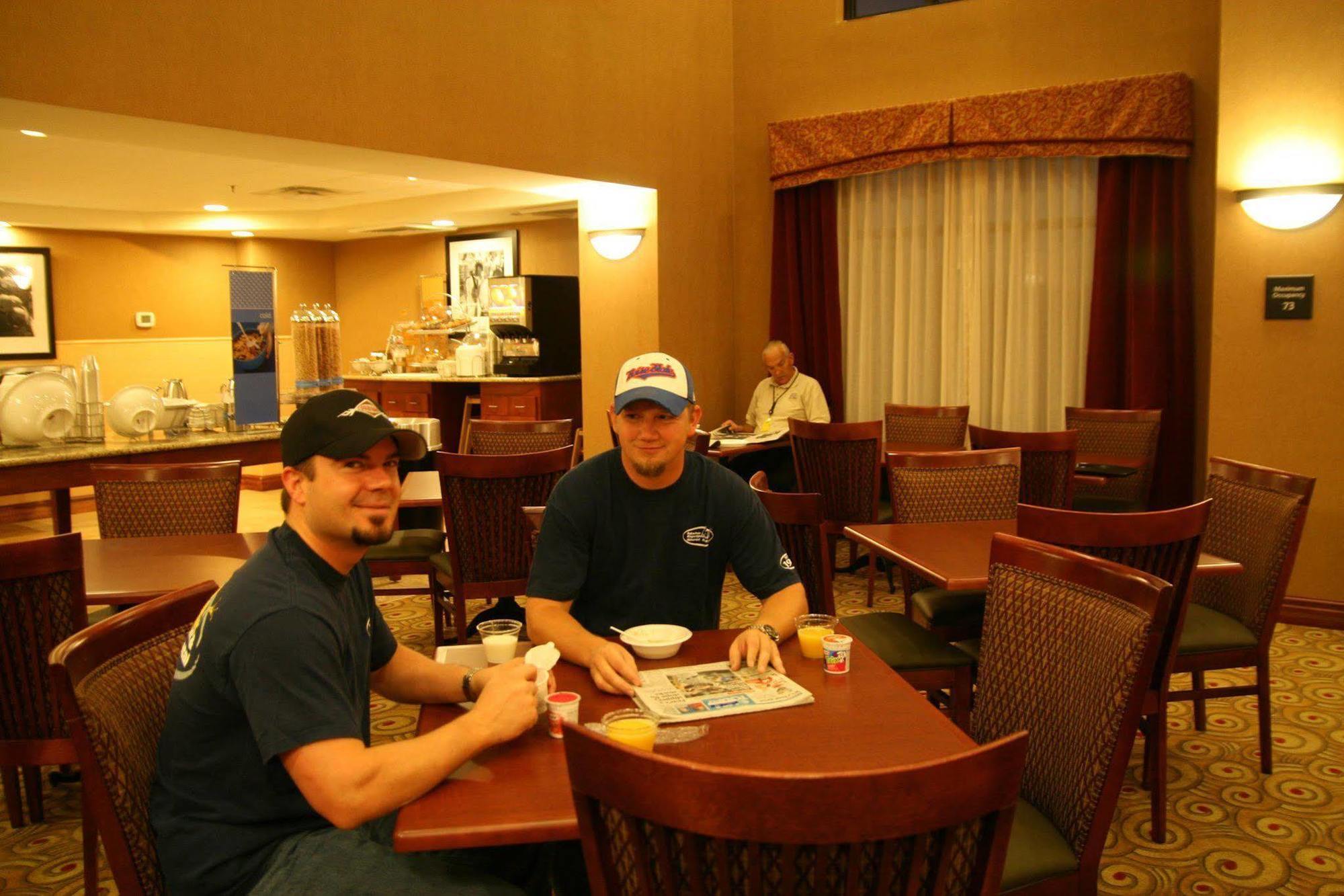 Hampton Inn & Suites Madisonville Restoran gambar
